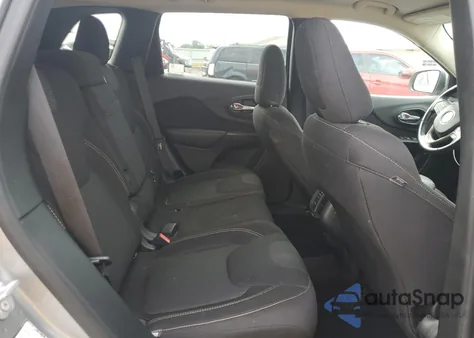 2016 Jeep Cherokee Latitude z USA, uszkodzony, nr VIN 1C4PJMCS7GW266381